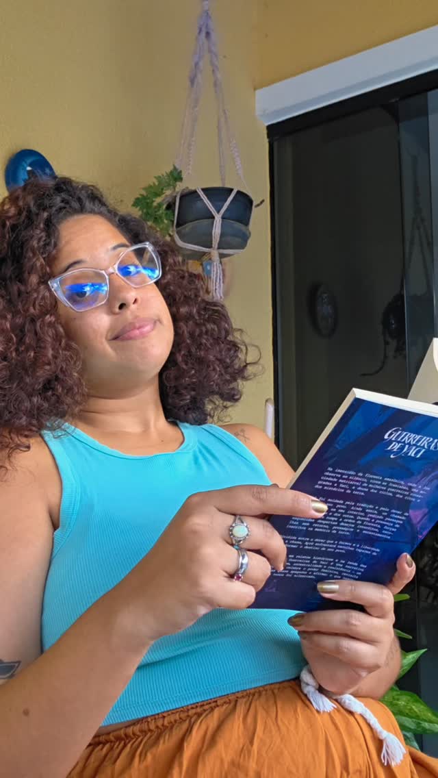 Ingrid Aquilino lendo livro